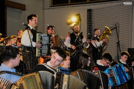 Veliki koncert Glasbene šole Rošer navdušil polno dvorano v Kotljah (16)